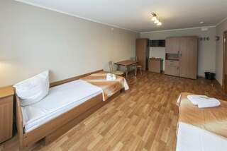 Гостиница Турист Ярославль Двухместный номер с двумя односпальными кроватями с общим душем и туалетом-4