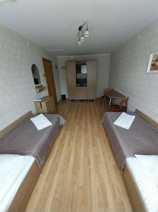 Гостиница Турист Ярославль Двухместный номер с двумя односпальными кроватями с общим душем и туалетом-3